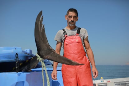 José Tomás Caballero lleva desde los 27 años  faenando enl la Almadraba , atualmete ayuda a los buzos a subir el atún con la grúa.
reportaje Almadraba Barbate temporada 2016