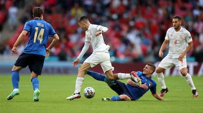 Marco Verratti intenta quitarle el balón a Pedri. Los dos equipos, enfrentados de nuevo por cuarta Eurocopa consecutiva, han completado un gran torneo hasta el momento y llegan a la cita de Londres sin favoritos claros.