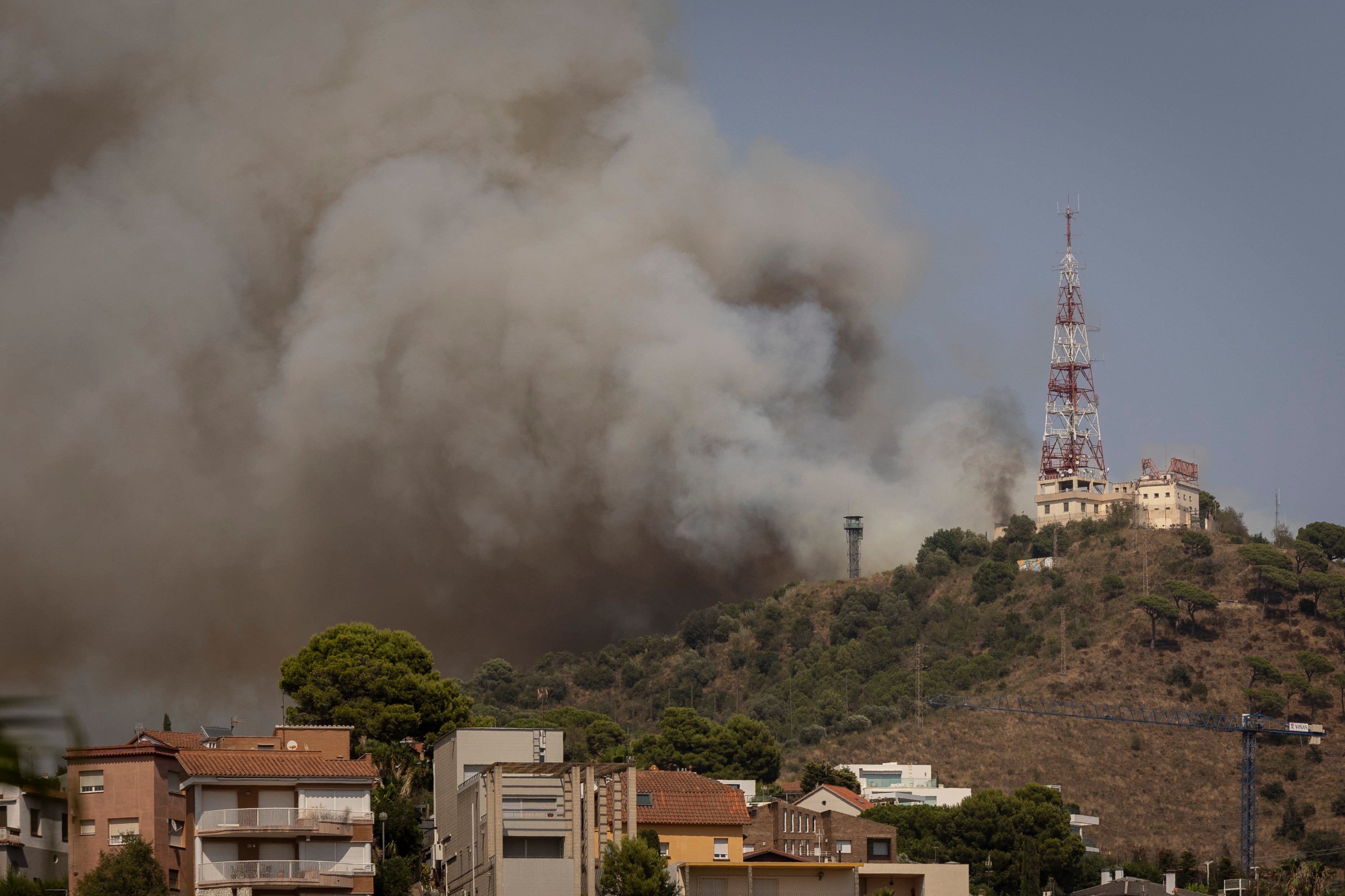 Los Bomberos trabajan en un incendio en el parque de Collserola en Esplugues de Llobregat
