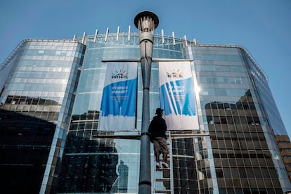 Un trabajador retoca un cartel de la Cumbre BRICS de 2023 en Johannesburgo, el pasado 20 de agosto.  