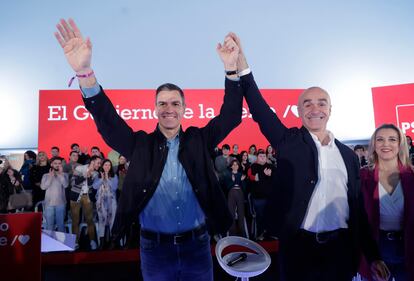 El presidente del Gobierno, Pedro Sánchez, participa en un acto público de partido junto al secretario general del PSOE-A, Juan Espadas.
