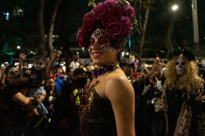 La procesión, que comenzó a celebrarse hace una década, se ha hecho de fama internacional, y turistas de todo el mundo aprovechan su estancia en la capital mexicana para ver el folclore de una de las principales festividades del país: el Día de Muertos. 