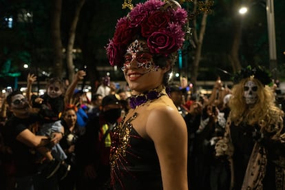 La procesión, que comenzó a celebrarse hace una década, se ha hecho de fama internacional, y turistas de todo el mundo aprovechan su estancia en la capital mexicana para ver el folclore de una de las principales festividades del país: el Día de Muertos.