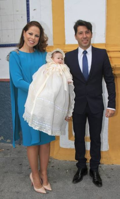 La cantante Pastora Soler y su marido Francisco Vi&ntilde;olo durante el bautizo de su hija en Sevilla en enero de 2016.