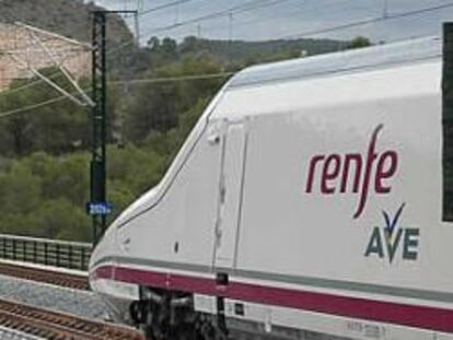 Tren AVE circulando sobre un viaducto cerca de Valencia, en la línea de alta velocidad que une esta ciudad con Madrid.