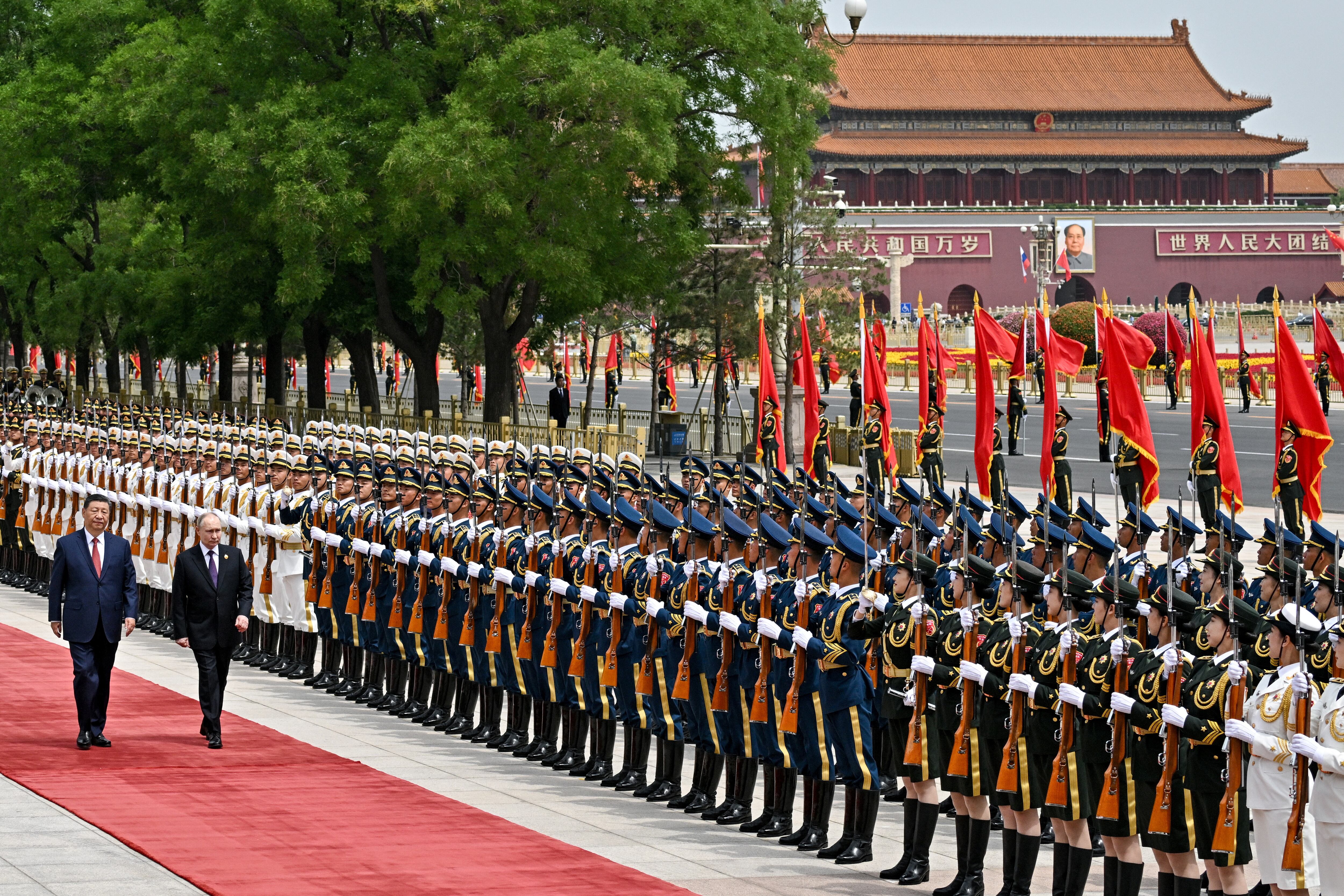 Xi Jinping y Vladímir Putin pasan revista a las tropas este jueves durante su visita oficial a Pekín. 