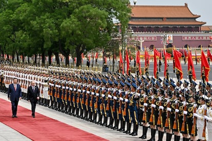 Xi Jinping y Vladímir Putin pasan revista a las tropas este jueves durante su visita oficial a Pekín. 