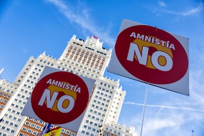 Carteles contra la ley de amnistía, este domingo, en plaza de España de Madrid.