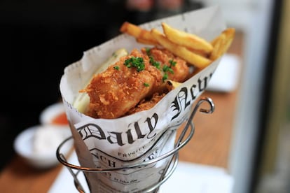 Pescado y patatas, el plato estrella del restaurante The Fish & Chips Shop, en Barcelona.