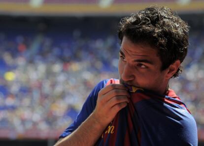 Cesc besa el escudo del Barcelona en su presentación.