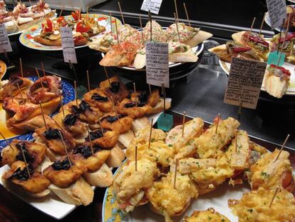 Tapas y sobremesa, la tradición española que se cuela en el atlas de la felicidad