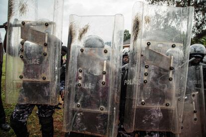 La policía ugandesa toma posiciones durante una protesta contra las investigaciones policiales sobre asesiatos y secuestros de mujeres en Kampala (Uganda).