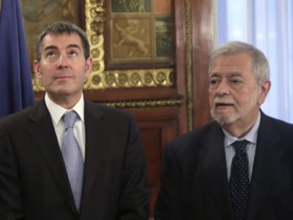 El ministro de Hacienda, Crist&oacute;bal Montoro; el presidente de Canarias, Fernando Clavijo, y el secretario de Estado de Administraciones Publicas, Antonio Beteta. 