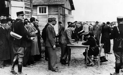 Judíos extranjeros en el campo francés de tránsito de Pithiviers, en 1941.
