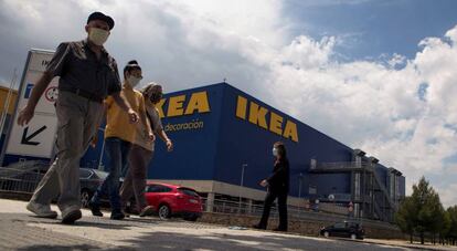 Varias personas frente al Ikea situado en el centro comercial Puerto Venecia de Zaragoza.
