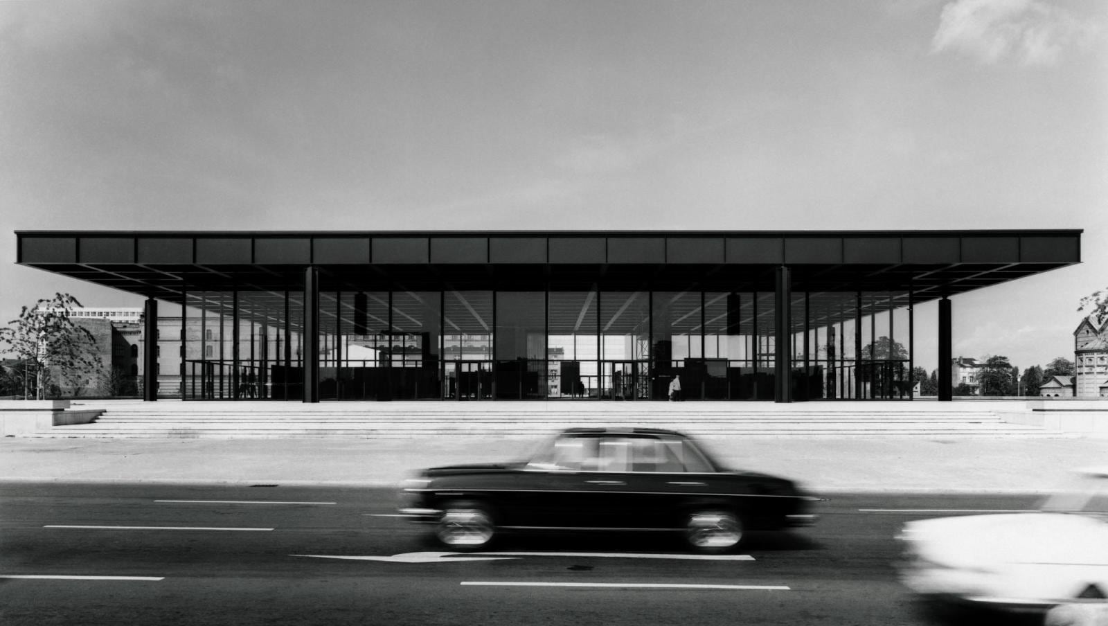 Neue Nationalgalerie, museo diseñado por Mies van der Rohe, en Berlín, poco después de su inaguración en 1968.