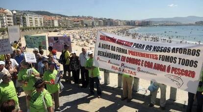 Varios centenares de personas durante la manifestación convocada por los afectados por las preferentes de Novagalicia Banco en Sanxenxo el pasado 18 de agosto.