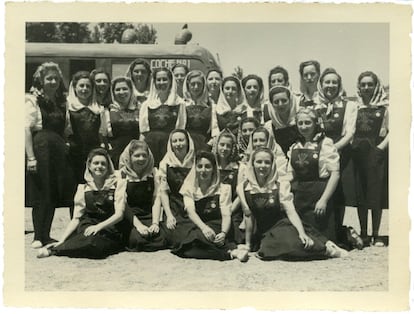 Grupo de mujeres que participaron en el homenaje a Franco, llegaron más de 10.000 de toda España.