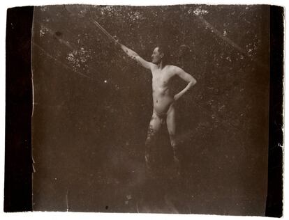Edvard Munch posa desnudo in Åsgårdstrand, 1903

