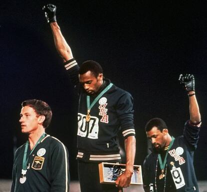 Los atletas Tommie Smith, en el centro, y John Carlos, alzan el pu&ntilde;o en los Juegos Ol&iacute;mpicos de M&eacute;xico de 1968