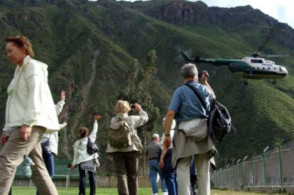 Turistas extranjeros en Cuzco, tras ser evacuados desde Machu Picchu en un helicóptero peruano.