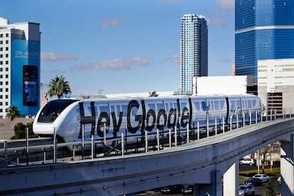 Foto de enero de 2018 de un tren circulando por Las Vegas durante el CES.