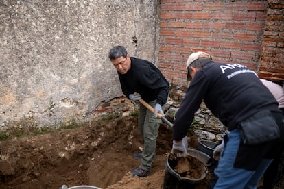 Dos operarios cavan en el terreno donde consta que está enterrado Pedro de la Casa. 