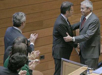 Emilio Pérez Touriño saluda al presidente electo, Alberto Núñez Feijóo, en medio de los aplausos de los diputados del PP.