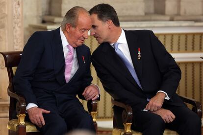 Juan Carlos I, en el acto solemne de la sanción de la Ley Orgánica de la abdicación junto a su hijo Felipe.