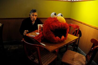 Trabajador informal junto a su disfraz de Elmo, con el que pedía propinas en Times Square (Nueva York, 2012).