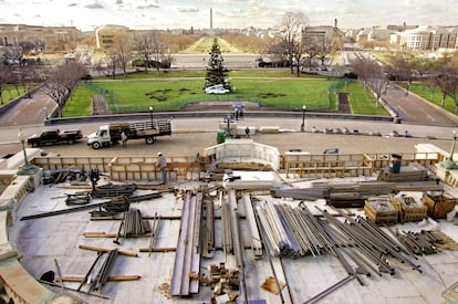 Trabajos de construcción para la ceremonia de investidura del presidente Bush en la fachada Oeste del Capitolio, el  1 de diciembre de 2004. 