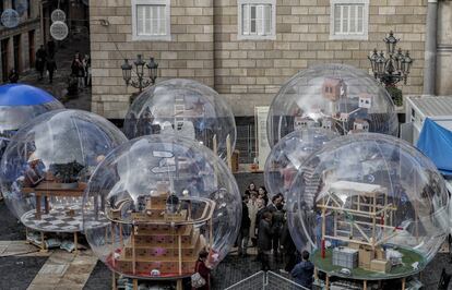 El 2016, l'Ajuntament de Barcelona va apostar per un pessebre dins de boles transparents.