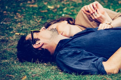 Una pareja se relaja en un parque.