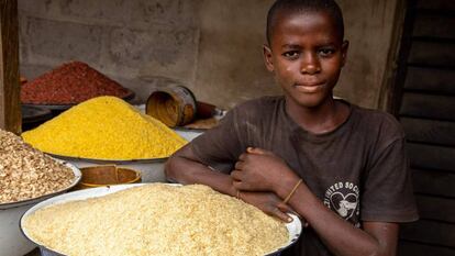 Un niño junto a una bandeja de arroz en su tienda en el mercado de Ajara en Badagry, cerca de Lagos, en Nigeria.