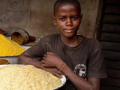 Un niño junto a una bandeja de arroz en su tienda en el mercado de Ajara en Badagry, cerca de Lagos, en Nigeria.