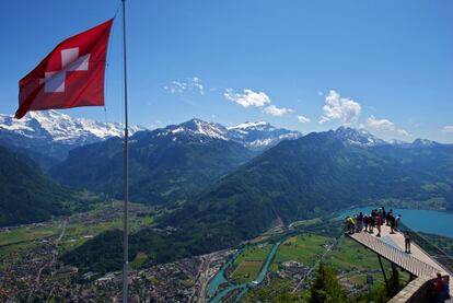 Vista de las monta&ntilde;as Eiger, M&ouml;nch y Jungfrau, as&iacute; como de los lagos Thun y Brienzf, desde el mirador de Harder Kulm.