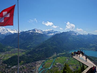 Vista de las monta&ntilde;as Eiger, M&ouml;nch y Jungfrau, as&iacute; como de los lagos Thun y Brienzf, desde el mirador de Harder Kulm.