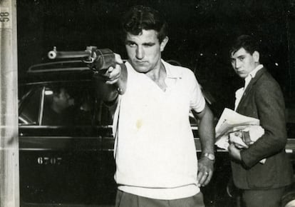 Julián Hernández tira la escopeta en la feria de San Isidro de 1967 para ganar una botella de sidra, en esta fotografiada proporcionada por su hija Carolina.