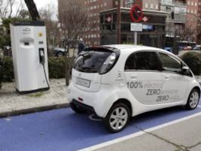 Vista de un coche eléctrico en la primera 'Metrolinera', situada al lado de la estación de metro Sainz de Baranda en Madrid. EFE/Archivo