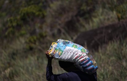 Un venezolano regresa a su país ilegalmente cargado de alimentos desde Brasil.