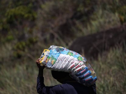 Um venezuelano regressa a seu país ilegalmente carregado de alimentos brasileiros.