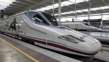 Un AVE en la estaci&oacute;n de Puerta de Atocha, en Madrid.