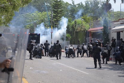 Estudiantes normalistas se enfrentan con policías en estado mexicano de Chiapas