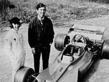 Ken Tyrrel, junto al piloto Jackie Stewart y su coche Tyrrell-Ford, en 1970.