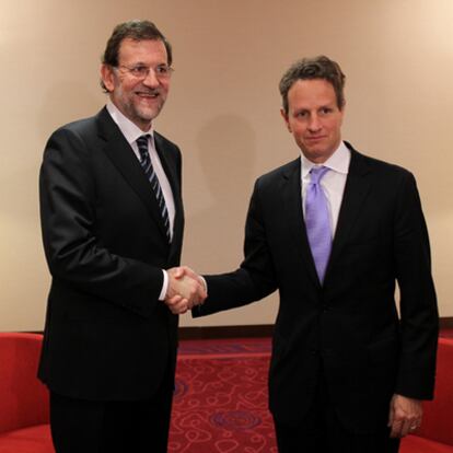 Rajoy saluda al secretario del Tesoro de EE UU,  Geithner, ayer en Marsella.