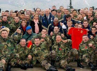 Carme Chacón y Vicente del Bosque, en el centro, con los jugadores y los militares españoles destinados en Sarajevo.