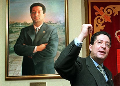 Pablo Zúñiga, ex alcalde de Alcorcón, junto a su retrato.