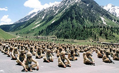 Soldados paquistaníes desplegados en la frontera con la India escuchaban ayer a sus oficiales.