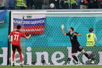 Ruben Vargas falla uno de los lanzamientos durante la tanda de penaltis del encuentro de cuartos de final de la Eurocopa 2020 entre Suiza y España.