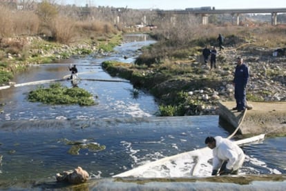 El río Francolí cerca de su desembocadura en Tarragona hoy con diversos operarios limpiando el cauce.
